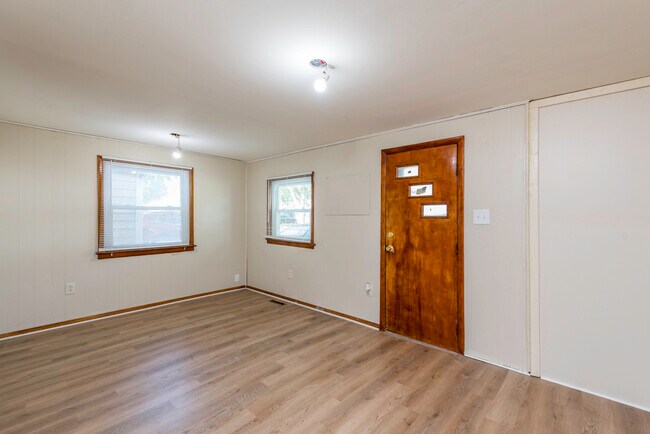 Foto del edificio - 221 Kenwood Dr