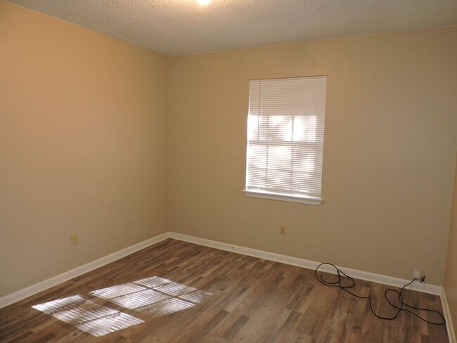 Building Photo - Convenient Northeast location!