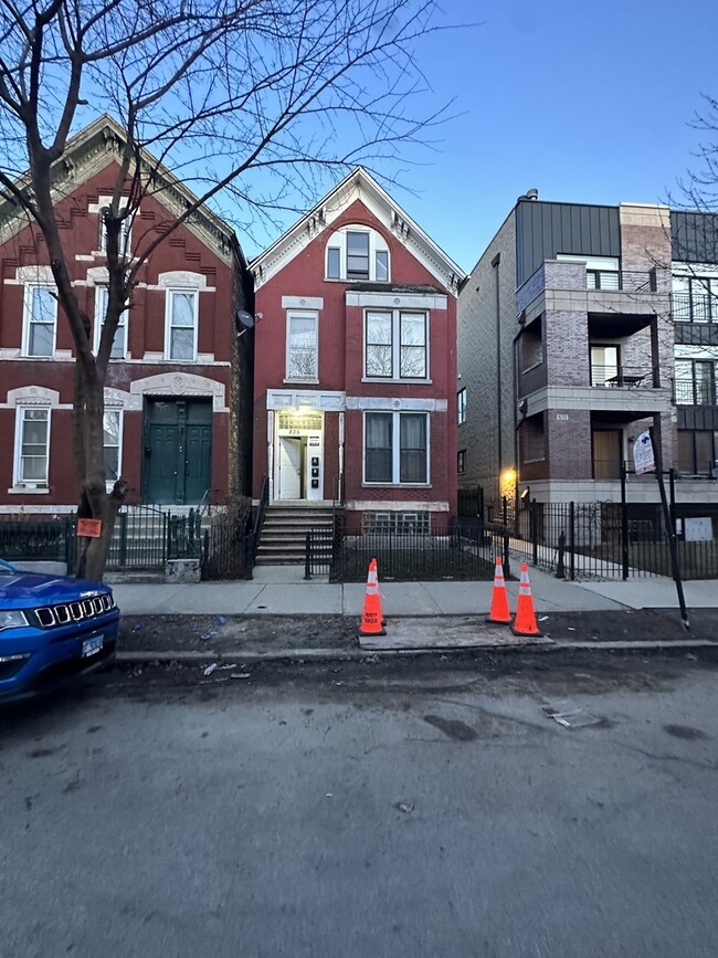 Building Photo - 835 N Paulina St