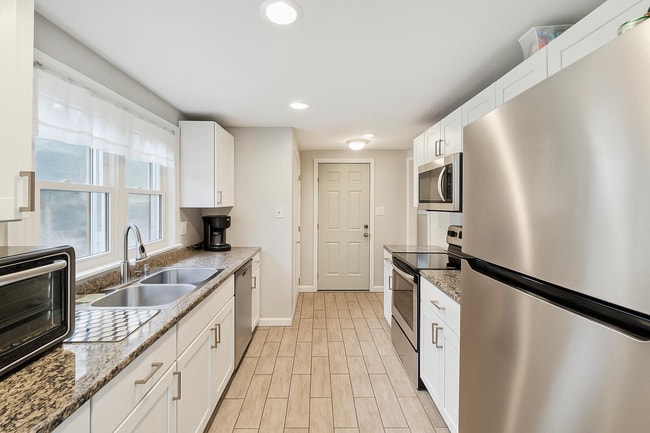 Building Photo - Charming Cottage in Highly Desirable Colon...
