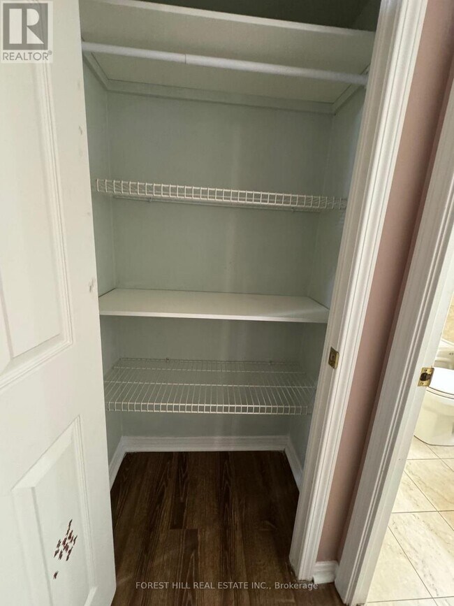 Photo du bâtiment - 909 Bay St.