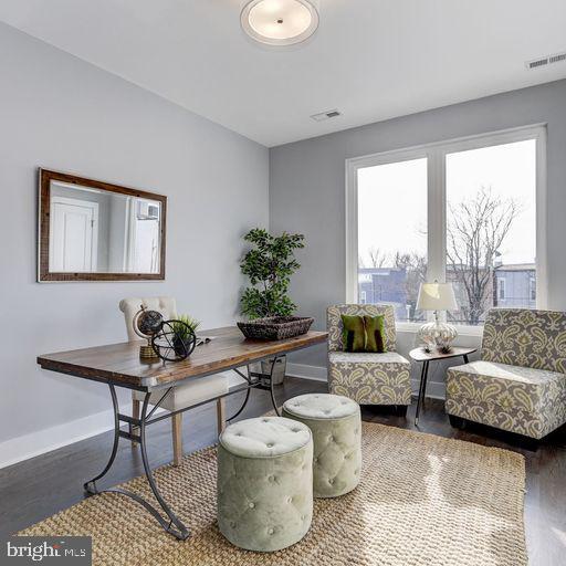 Foto del edificio - 664 Irving St NW