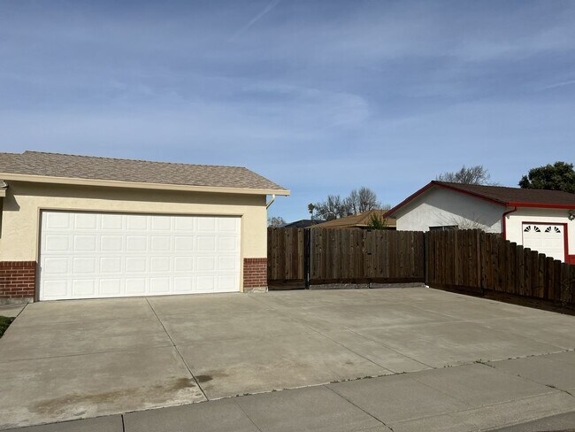 Building Photo - Single story 3 bedroom with RV parking!