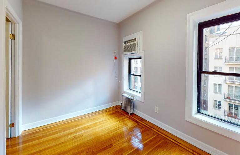 Foto principal - 320 E 54th St