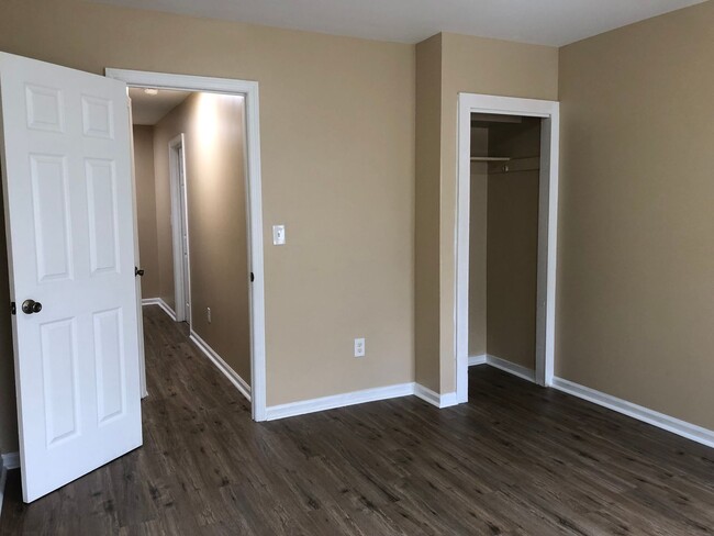 Building Photo - Great Home! 4 Bedrooms! Lots of Living Spa...