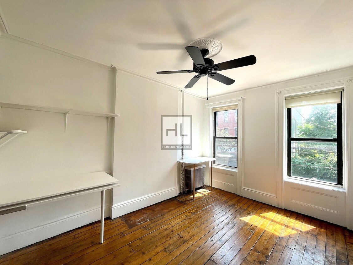 Spacious 1 Bed + Home Office Van Brunt S... Room for Rent in