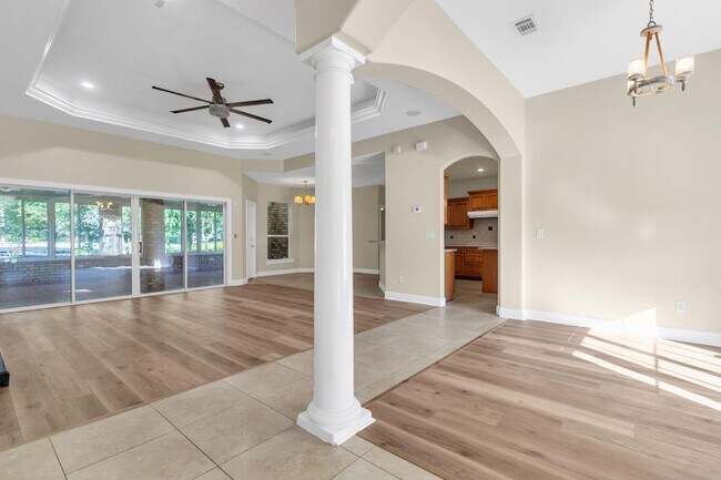 Building Photo - 1630 Oakmont Cir