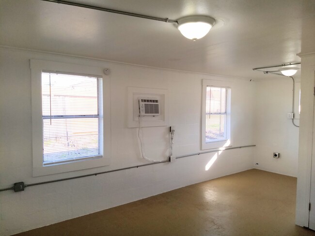 Building Photo - 1129 Central St