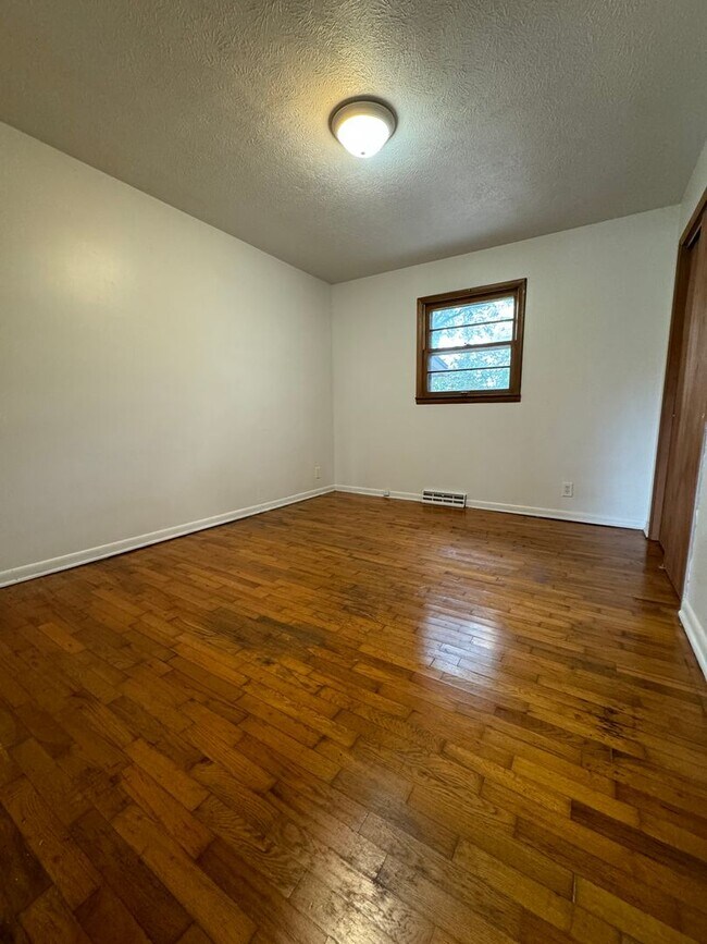 Building Photo - Adorable 3 bedroom 1 bath 1 car garage