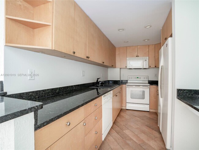Foto del edificio - 10350 W Bay Harbor Dr