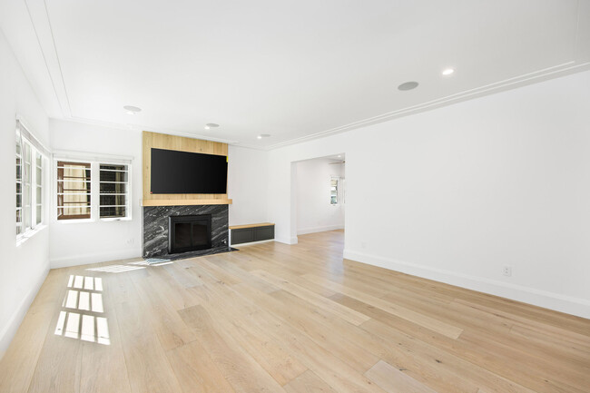 Building Photo - 109 N Flores St