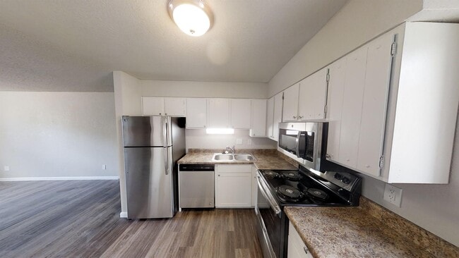 Building Photo - 2925 Straus Ln