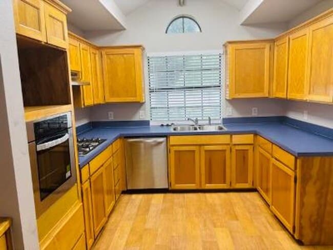 Building Photo - ASK ABOUT BACK TO SCHOOL MOVE IN SPECIAL!