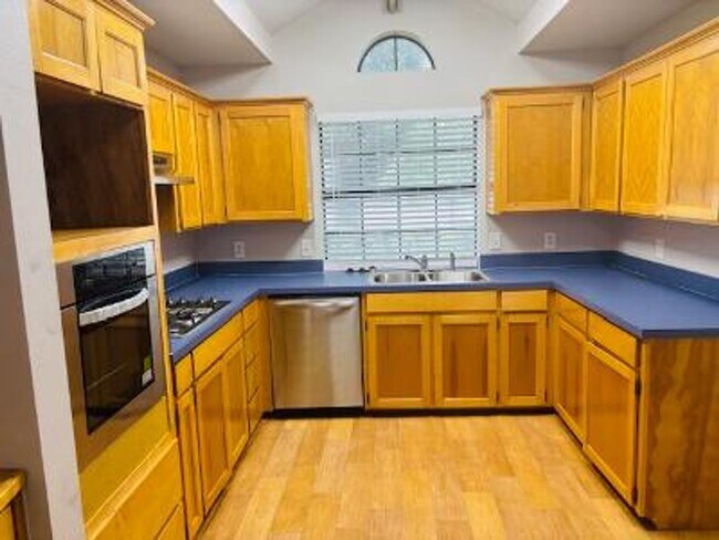 Foto del edificio - ASK ABOUT BACK TO SCHOOL MOVE IN SPECIAL!