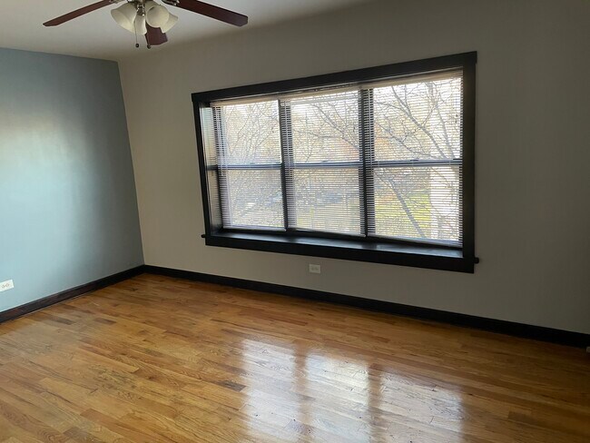Foto del edificio - 4019 W Irving Park Rd