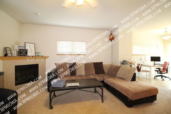 Foto del edificio - DMACC AREA!! 2 Bedroom, 2.5 Bath Townhome ...