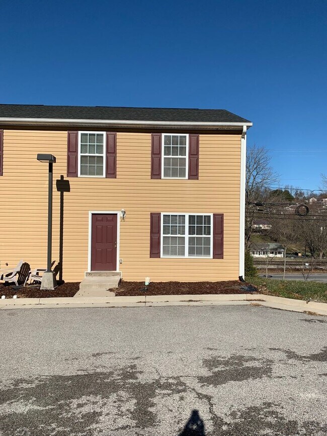 Building Photo - *Re-Rental Available in April* 3 Bedroom 2...