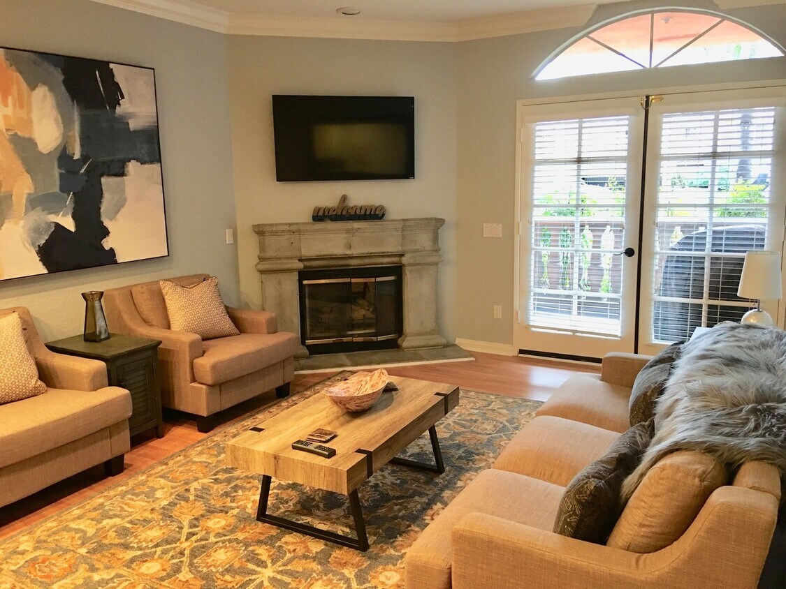 Primary Photo - Gorgeous fully furnished 3 bedroom, 2 bath...