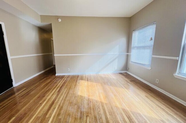 Comedor - 7615 S Emerald Ave