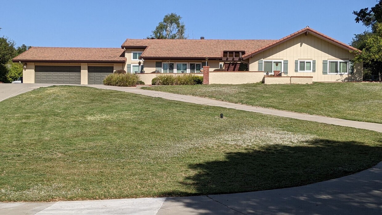 Primary Photo - Beautiful Oak Hill Estates Single Story Ho...