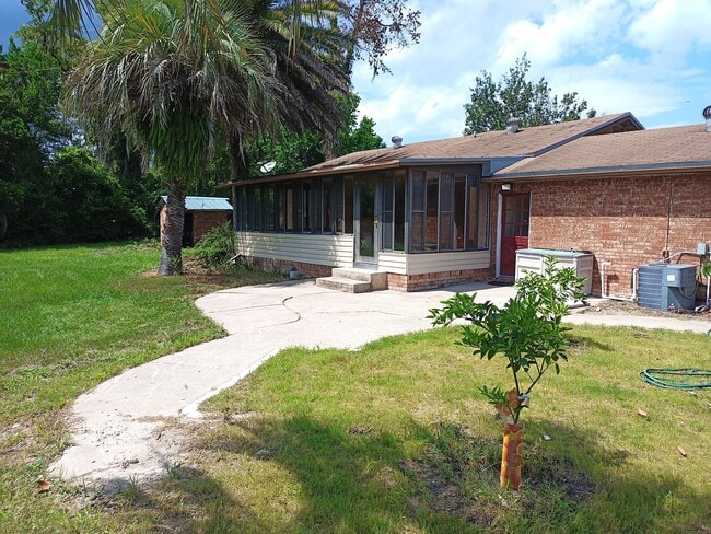 Building Photo - 471 Logan Ave