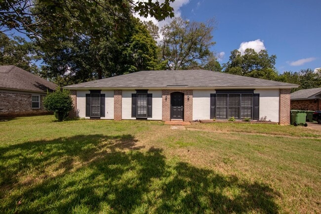 Building Photo - ** 4 bed 2 bath located in Dalraida close ...