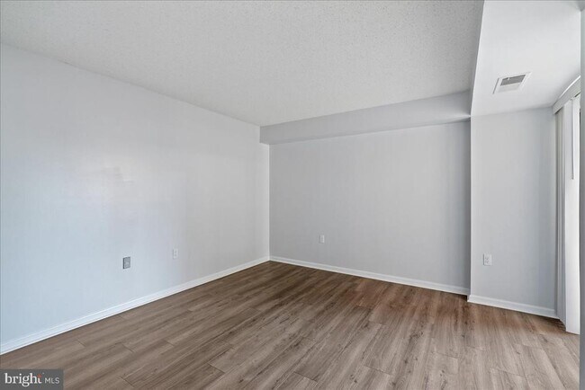 Foto del edificio - 1301 N Courthouse Rd