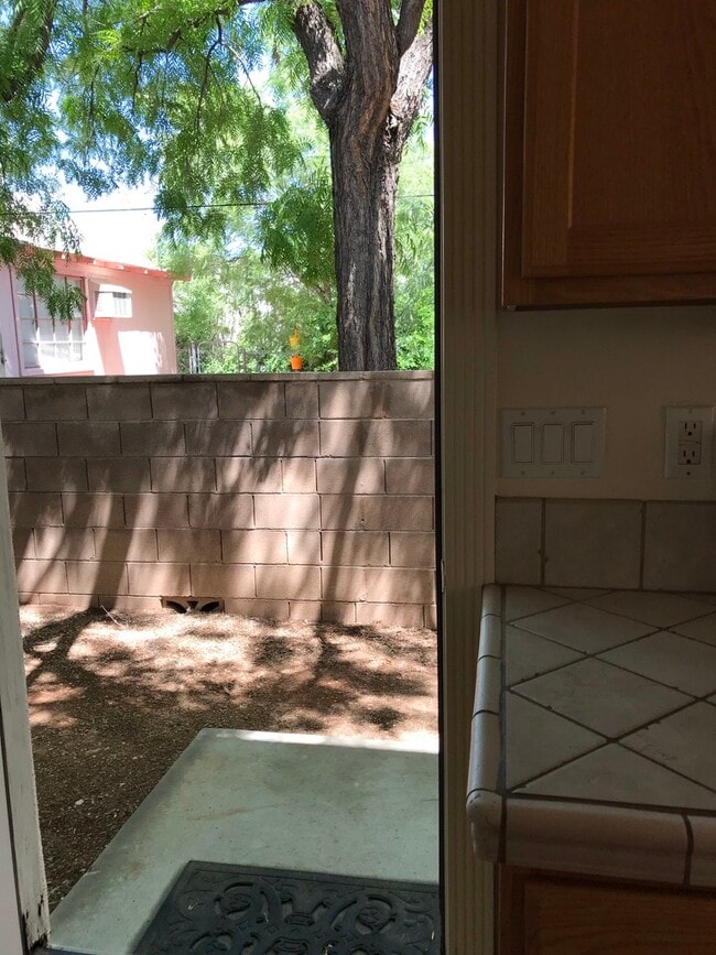 Building Photo - 928 N Campbell Ave