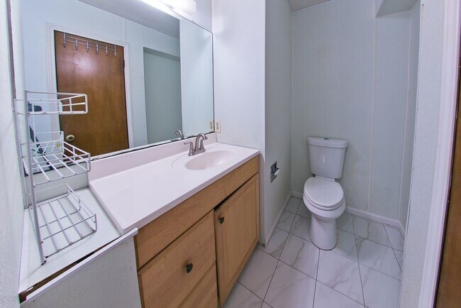 Building Photo - 8435 Sterlingshire St