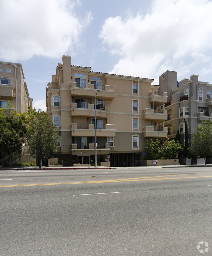 Building Photo - 610 S Wilton Pl