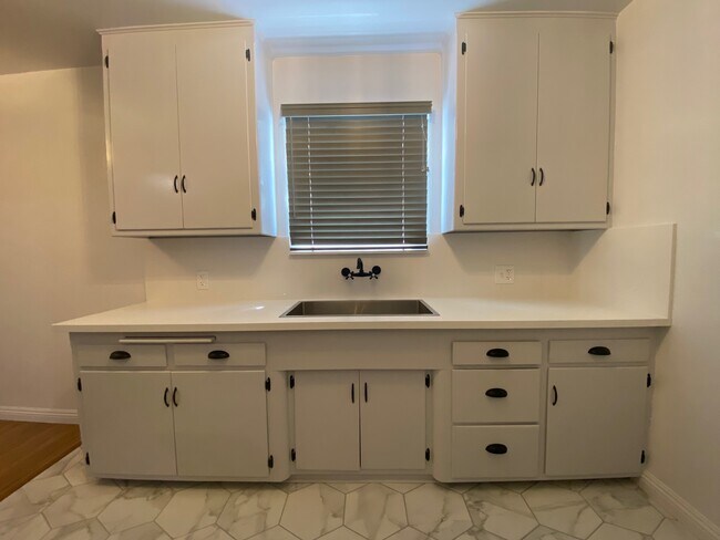 Almacenamiento generoso - 700 S Louise St