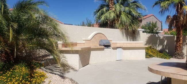 Building Photo - 9371 Santa Fe Rose St
