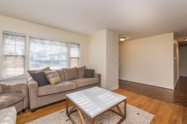 Building Photo - 3285 Aqueduct Dr