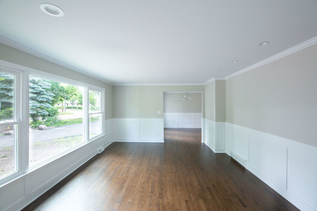 Building Photo - 653 Elm Rd