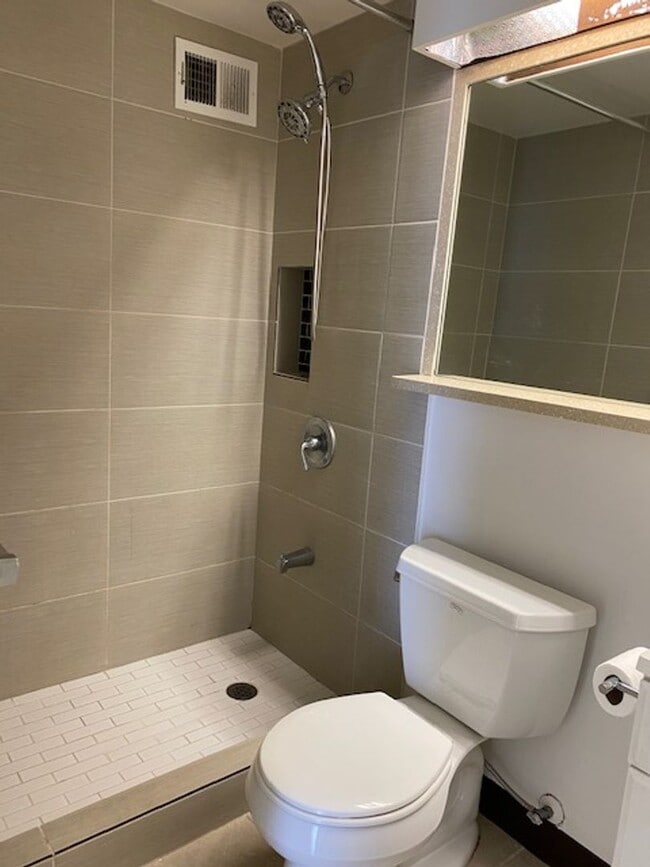 Foto del edificio - Two Bedroom, 1 Bath w/ parking Utilities included