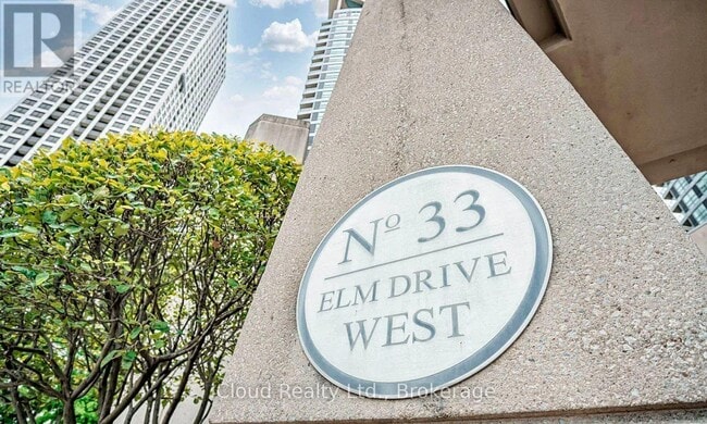 Photo du bâtiment - 33 Elm Dr W