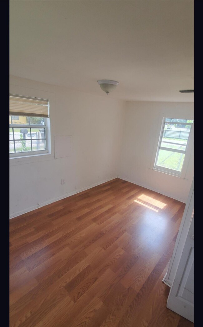Building Photo - 360 NE 174th St
