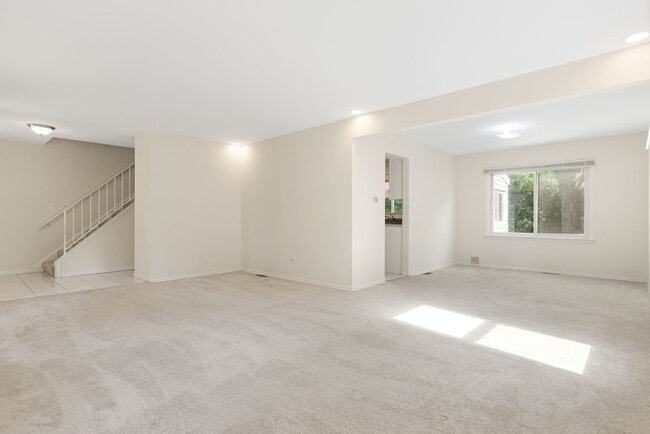 Building Photo - 421 Collen Dr