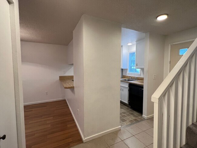 Building Photo - Townhouse Style 2BD/1.5BA w/ Parking, Balc...