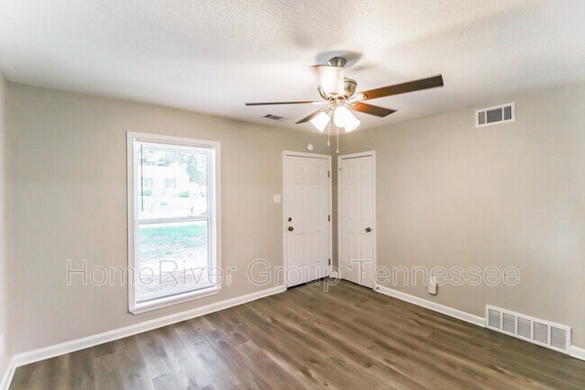 Building Photo - 3075 Normandy Dr