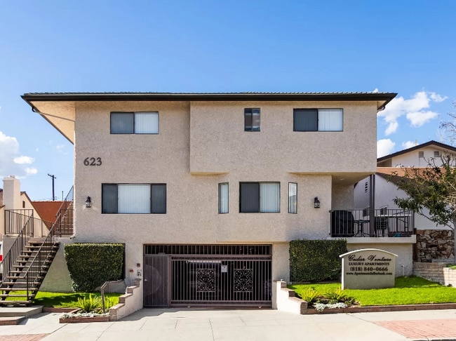 Photo - 623 E Cedar Ave (Burbank, CA) House