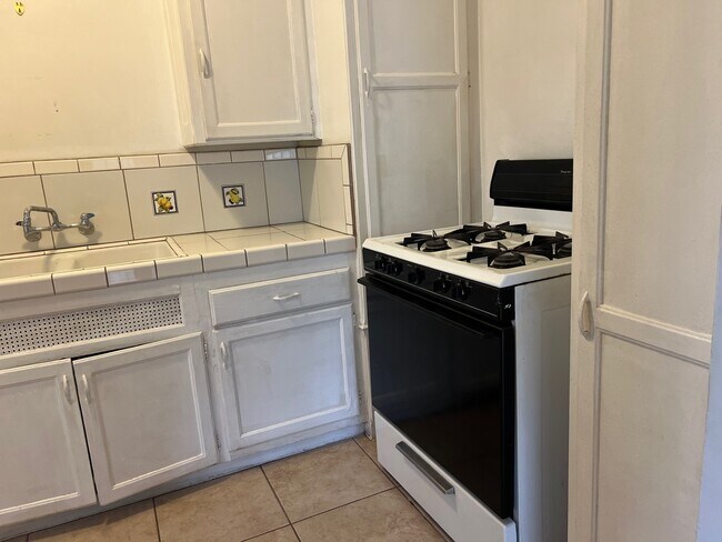 Foto del edificio - 883 N Hoover St