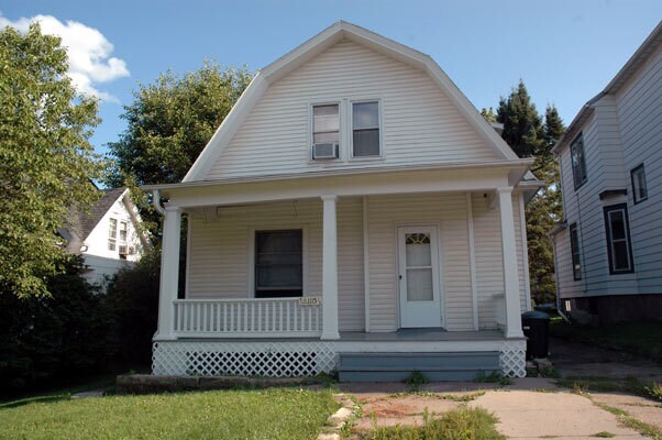Primary Photo - 1115 E Burlington St