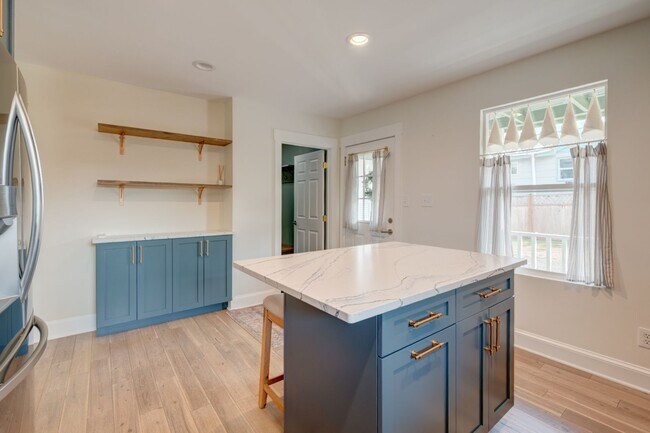 Foto del edificio - 705 Haller St NE
