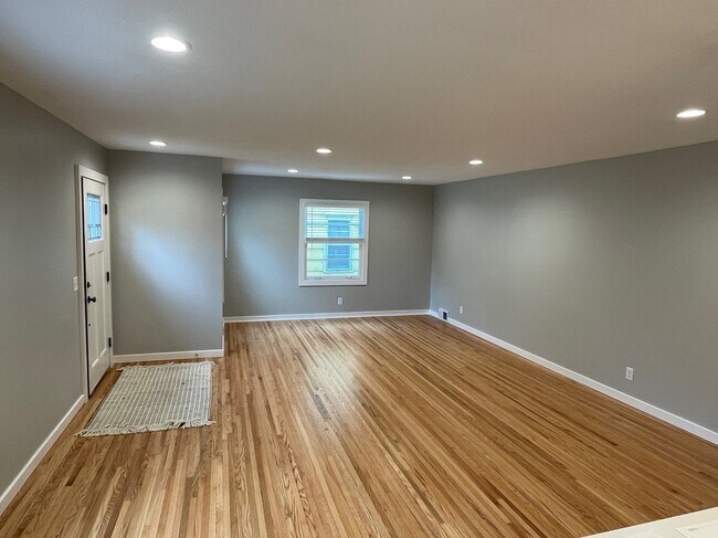 Building Photo - 2613 Webster Ave S