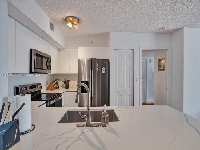 Building Photo - 1155 Brickell Bay Dr