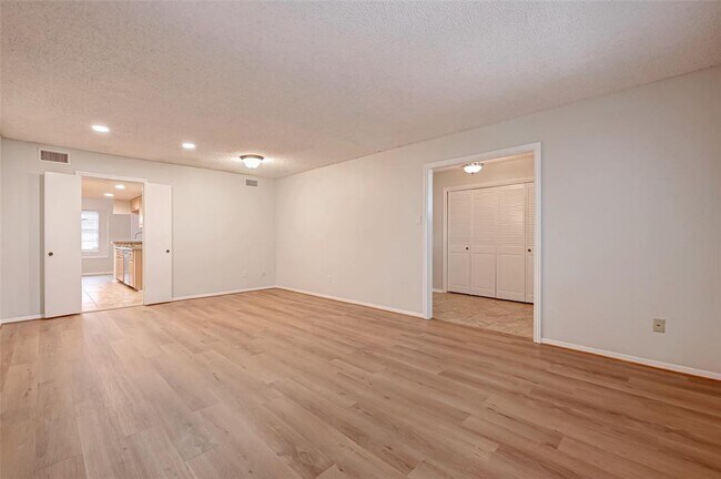 Foto del edificio - 14343 Misty Meadow Ln