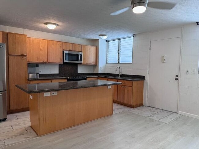 Building Photo - 1 Bed/1 Bath/1 Parking - Convenient Locati...