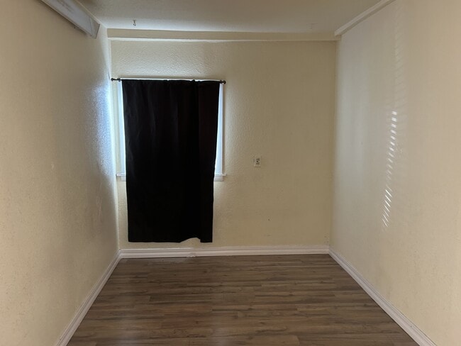 Foto del edificio - 2536 E 13th St