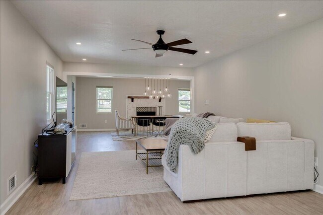 Building Photo - Beautiful Brick Ranch!